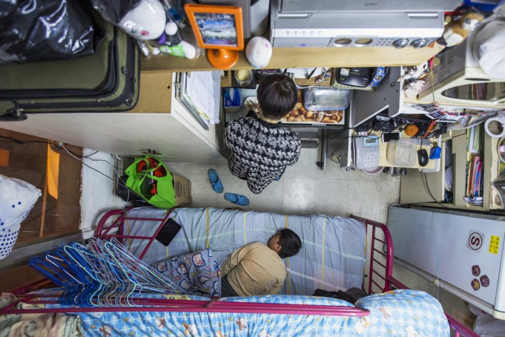 in-a-60-square-foot-apartment-in-hong-kong-a-mother-spends-487-a-month-to-house-herself-and-her-son